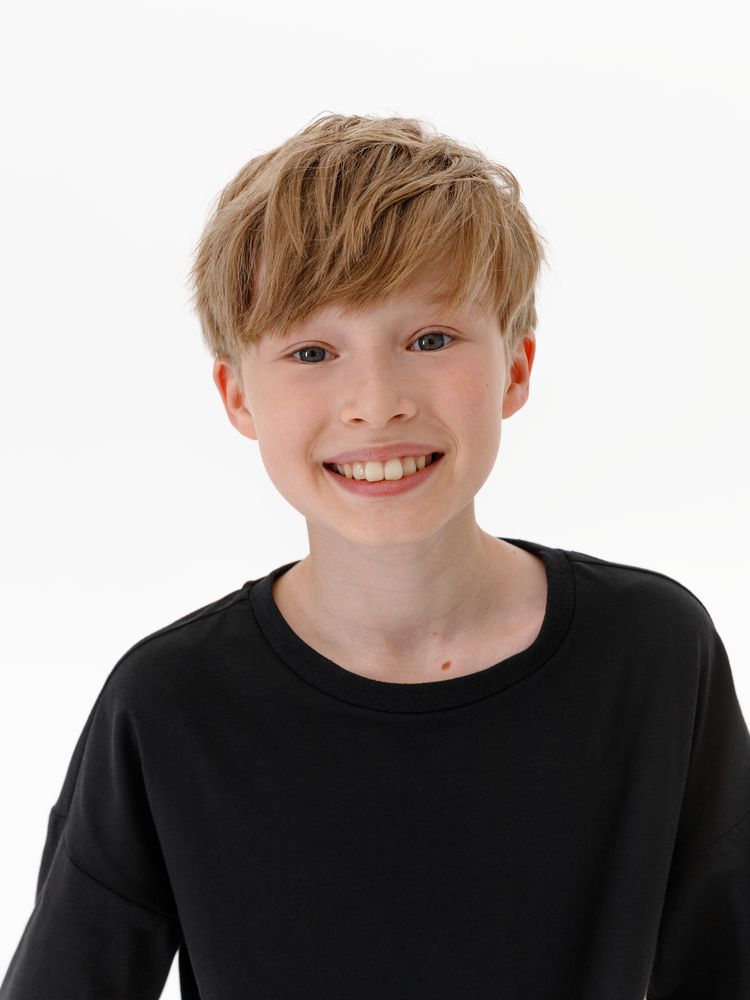 Футболка детская оверсайз Teezer, черная / Миниатюра модельного (1000)