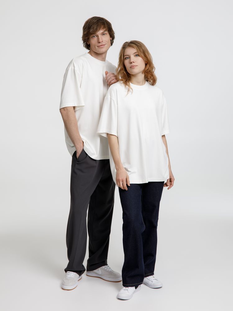 Футболка оверсайз унисекс Lavinia, черная / Миниатюра модельного (1000)