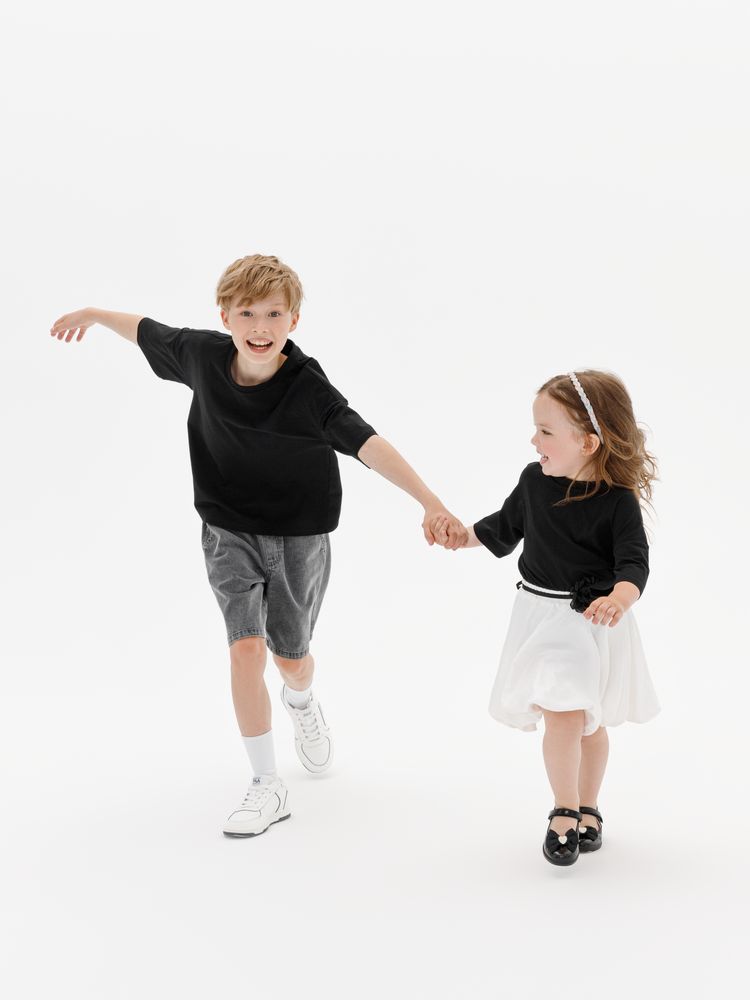 Футболка детская оверсайз Teezer, черная / Миниатюра модельного (1000)