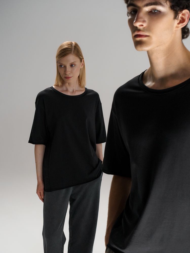 Футболка оверсайз унисекс Vozduh, черная / Миниатюра модельного (1000)