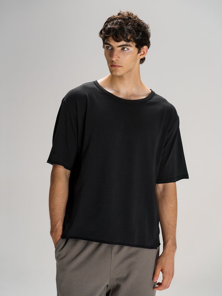 Футболка оверсайз унисекс Vozduh, черная / Миниатюра модельного (1000)