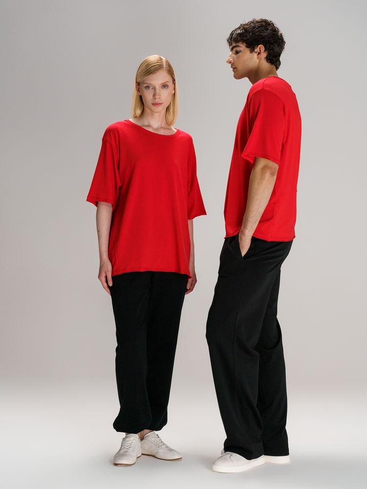 Футболка оверсайз унисекс Vozduh, красная / Миниатюра модельного (1000)