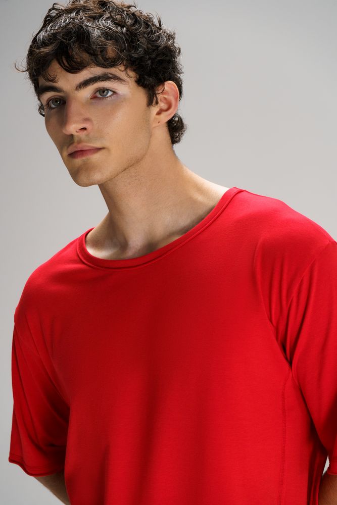 Футболка оверсайз унисекс Vozduh, красная / Миниатюра модельного (1000)