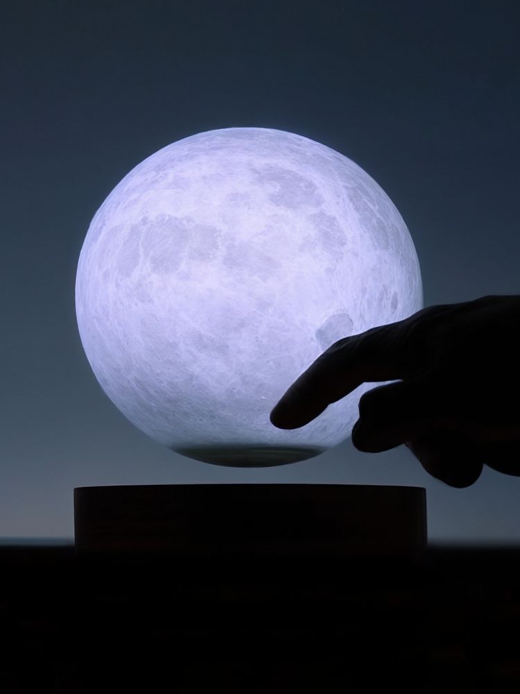 Левитирующая луна MoonFlight с деревянной подставкой / Миниатюра имиджевого (1000)