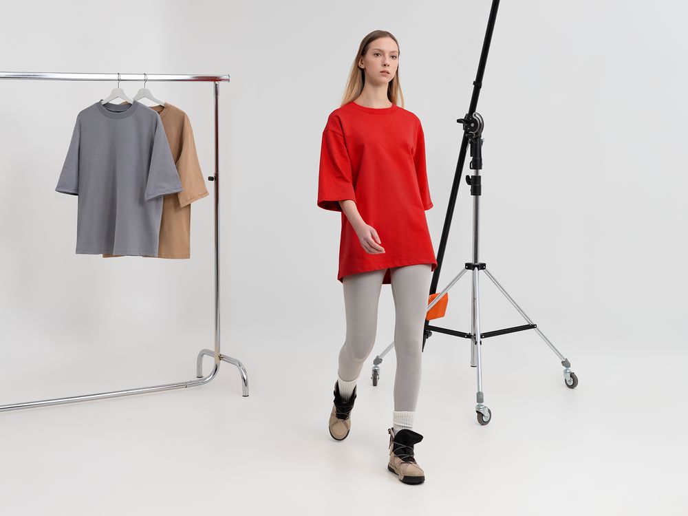 Футболка оверсайз унисекс Kosmos 2.0, красная / Миниатюра модельного (1000)