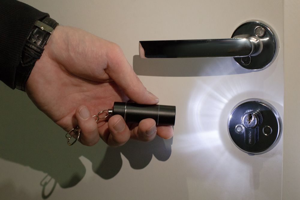 Брелок-фонарик Click Ray, черный / Миниатюра WWW (1000)