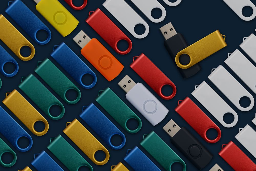 Флешка Twist Color, черная, 16 Гб / Миниатюра WWW (1000)