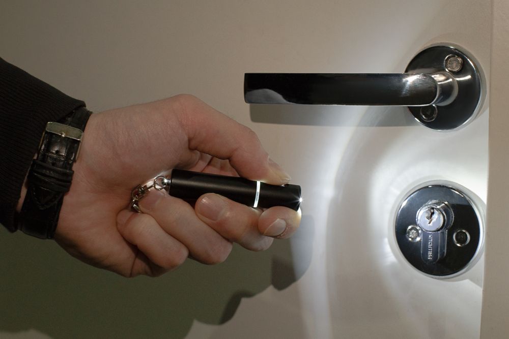 Брелок-фонарик Slide Ray, черный / Миниатюра WWW (1000)