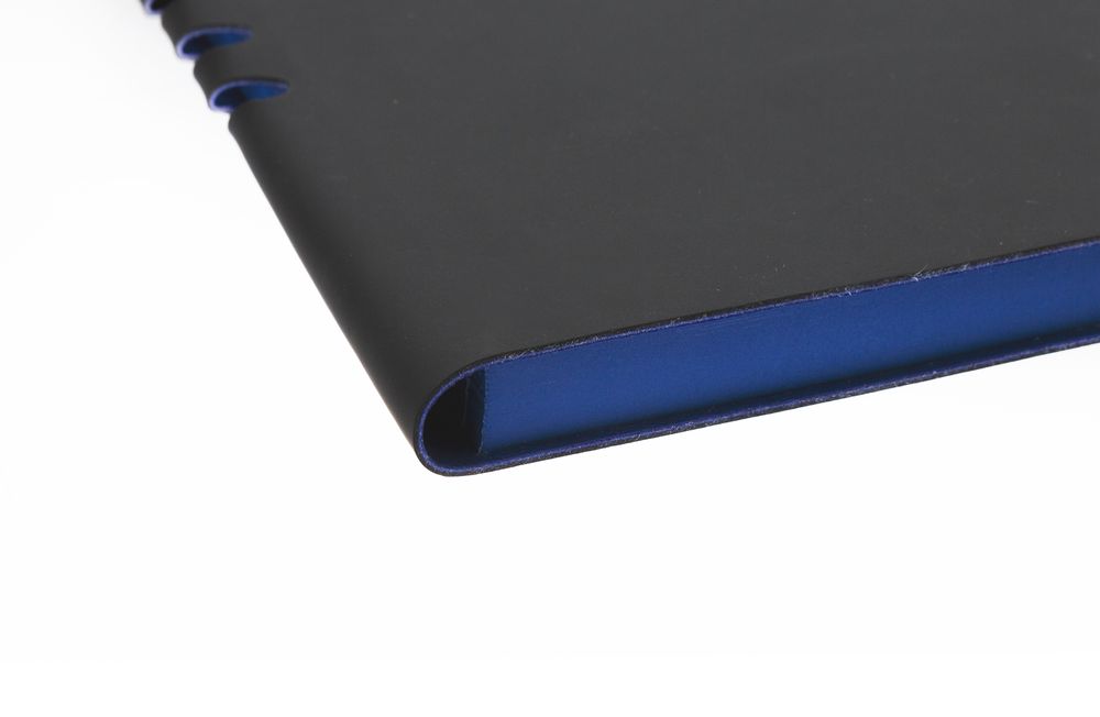 Ежедневник Flexpen Soft Touch, недатированный, черный с синим / Миниатюра WWW (1000)