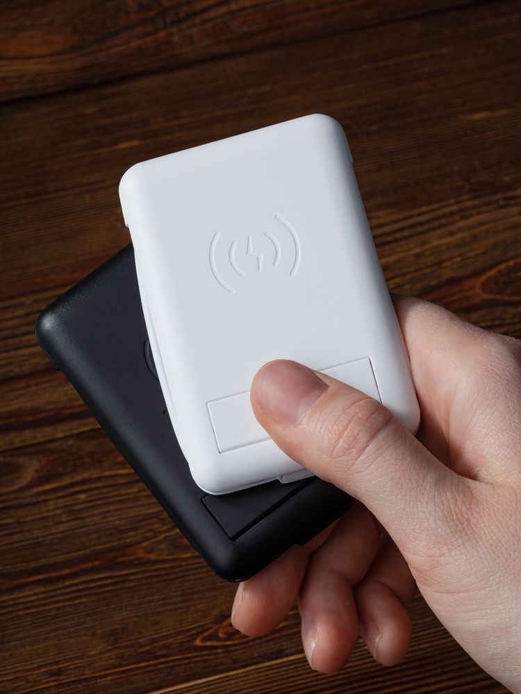 Органайзер с беспроводной зарядкой и набором адаптеров Octopod, черный / Миниатюра WWW (1000)