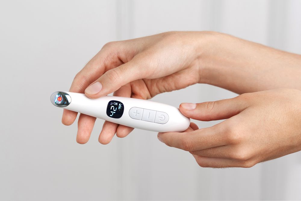 Массажер для глаз и лица EM12, белый / Миниатюра WWW (1000)