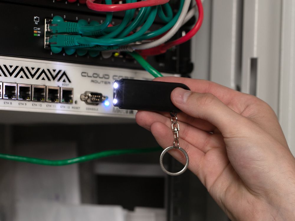 Брелок-фонарик Lens Ray, черный / Миниатюра WWW (1000)