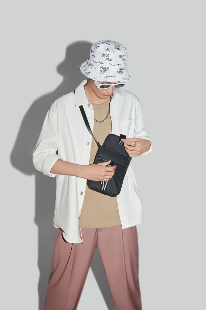 Сумка через плечо Urban Daily Plus, черная / Миниатюра WWW (1000)