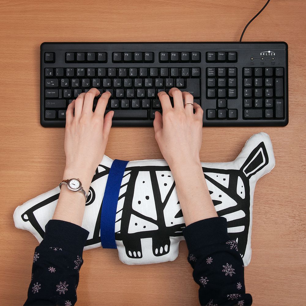 Игрушка «Собака в шарфе», большая, белая с красным / Миниатюра WWW (1000)