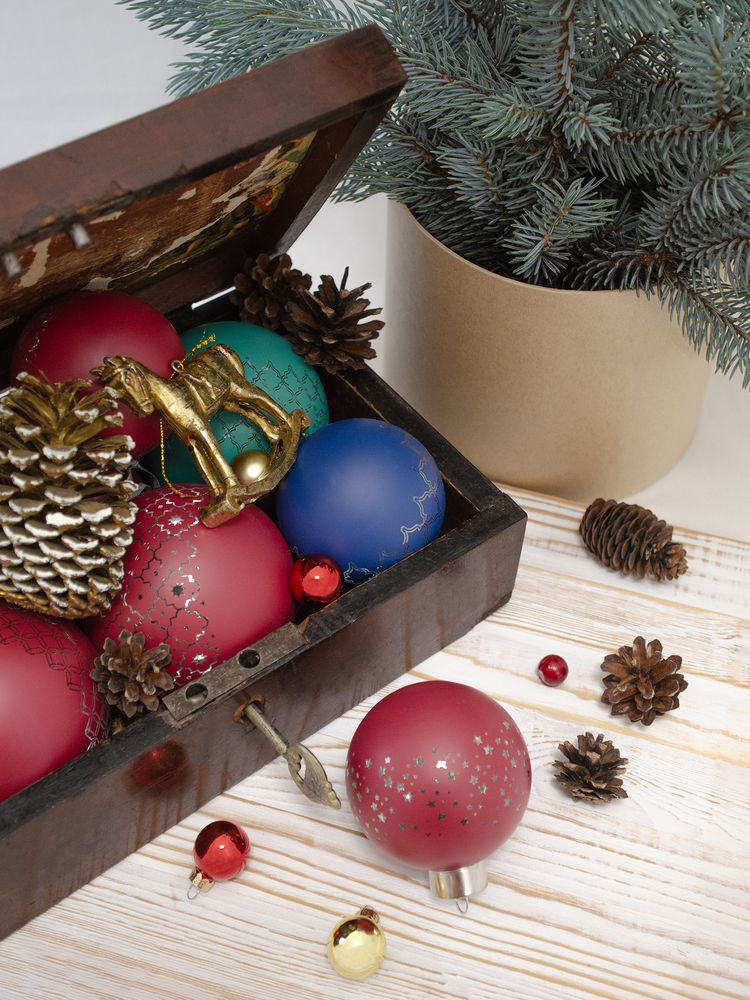 Елочный шар Queen с лентой, 8 см, синий / Миниатюра WWW (1000)