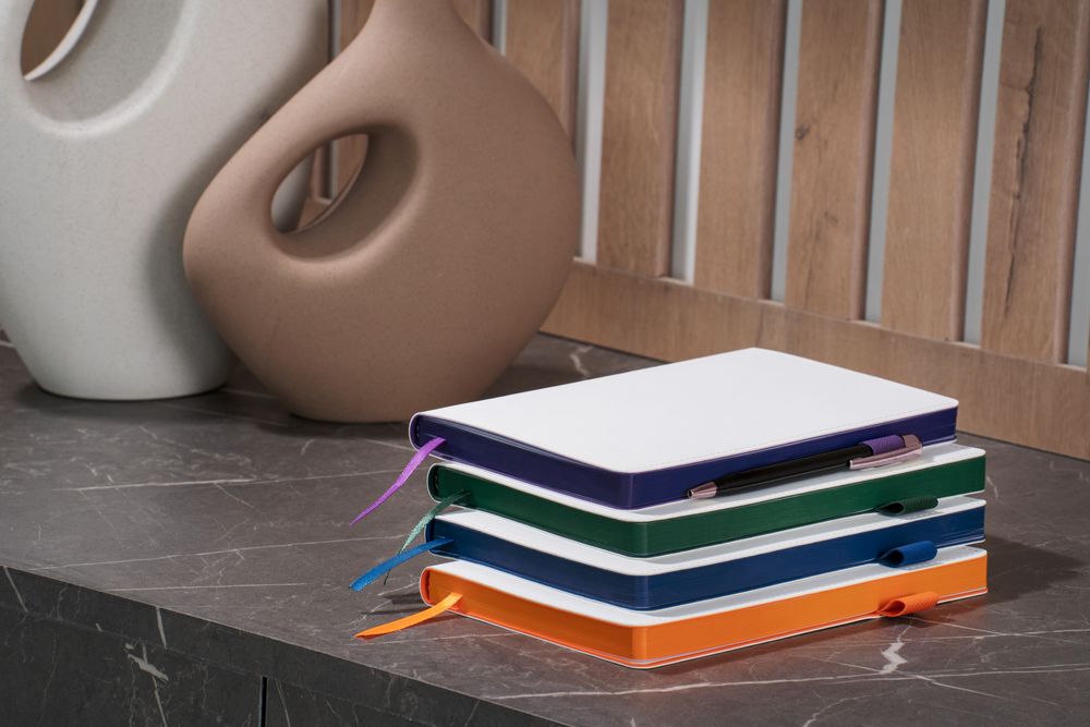 Ежедневник White Shall, недатированный, белый с фиолетовым / Миниатюра WWW (1000)