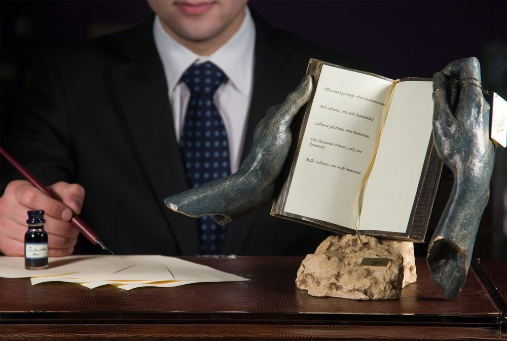 Скульптура «Тысяча культур» / Миниатюра WWW (1000)